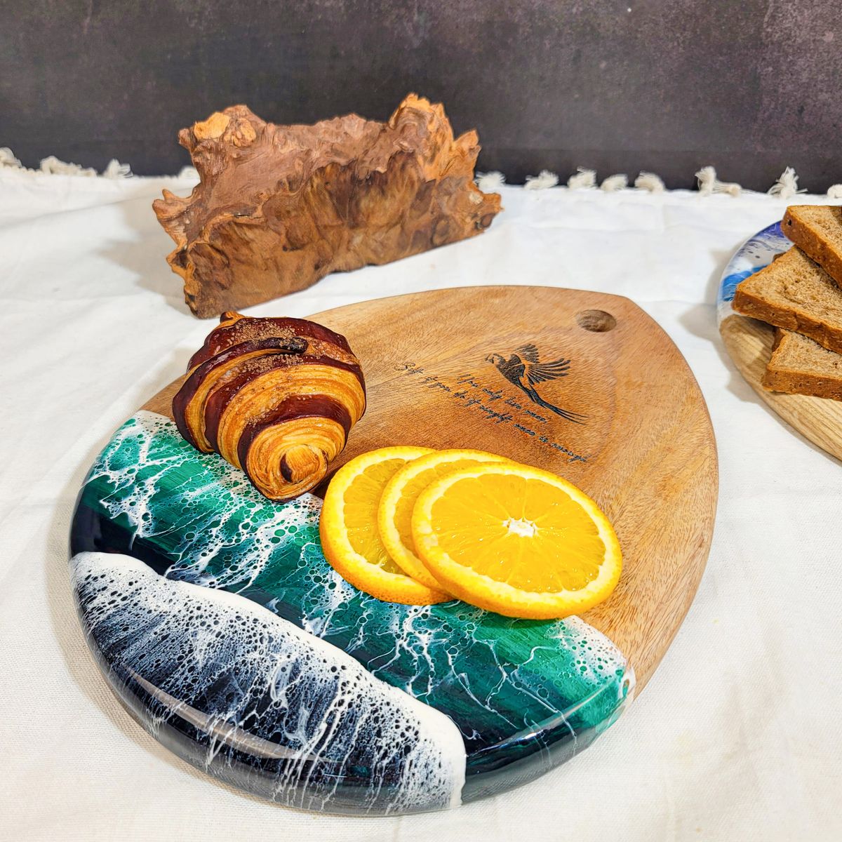 Thớt Gỗ Giọt Nước Resin Sóng Biển – Khắc Họa Tiết Chim Nghệ Thuật